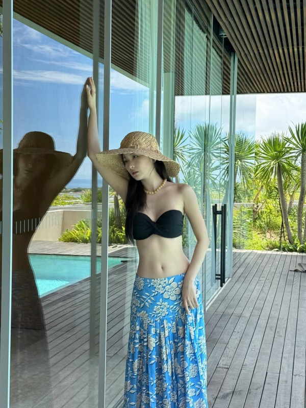 검정 튜브탑 비키니 슬기