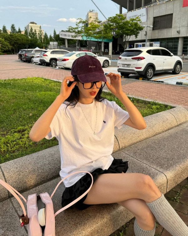 벤치에 앉은 경리