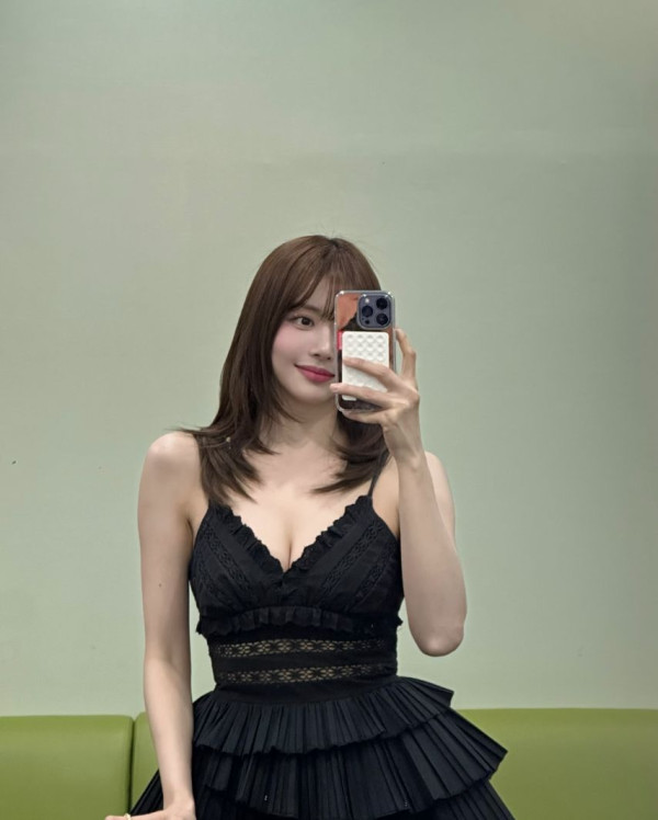 배우 한보름 검정 레이스 끈원피스