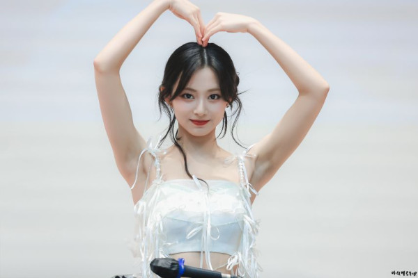 흰 끈나시 트와이스 쯔위