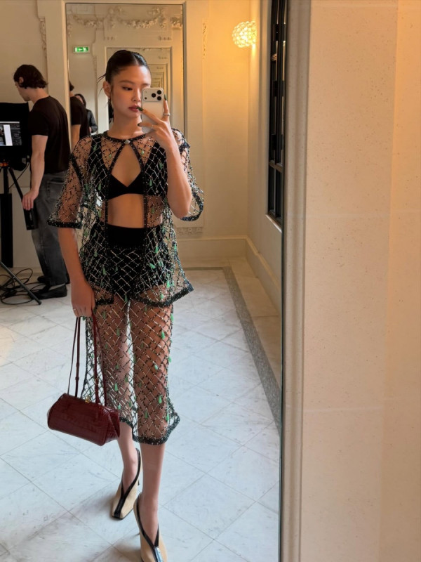 제니 파격적인 란제리 의상