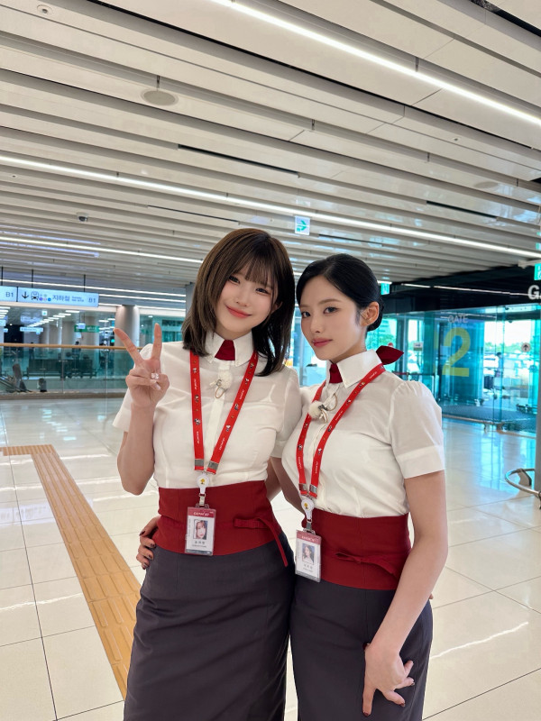 스튜어디스 제복 프로미스나인 송하영 박지원.jpg