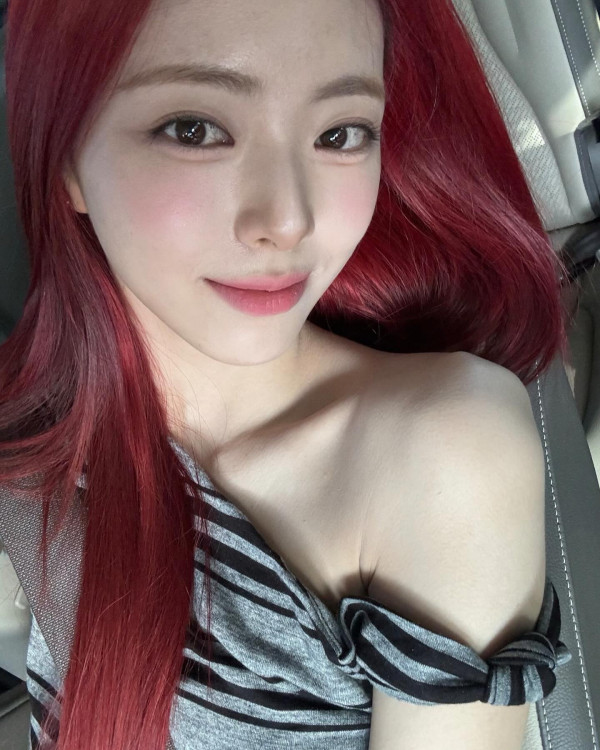 잘록한 허리배꼽 itzy 유나