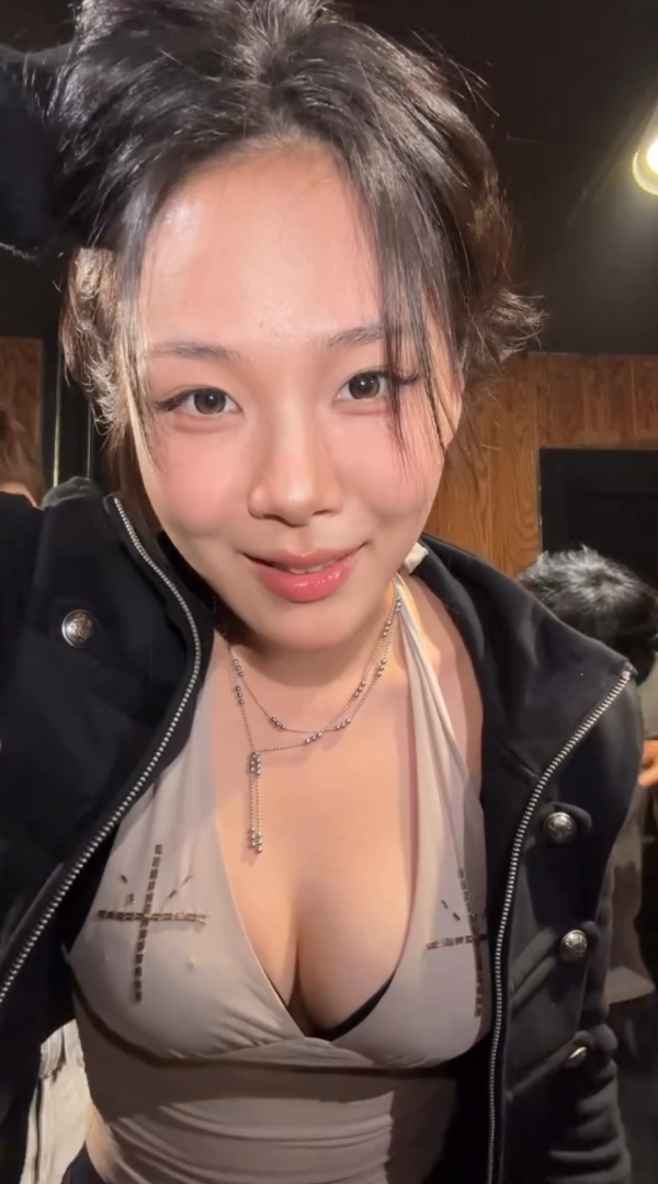 가슴 볼륨 자랑 비비