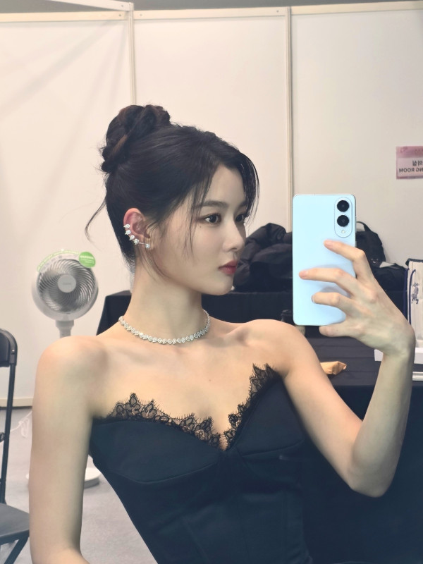 배우 김유정 검정 드레스.jpg