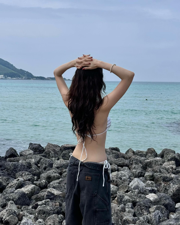 프리스틴 민경 하얀 끈비키니 몸매