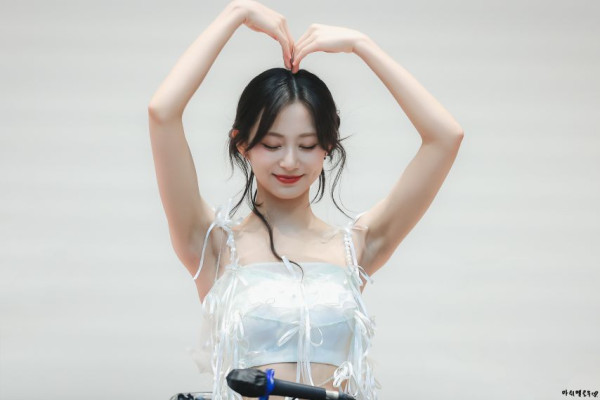 흰 끈나시 트와이스 쯔위
