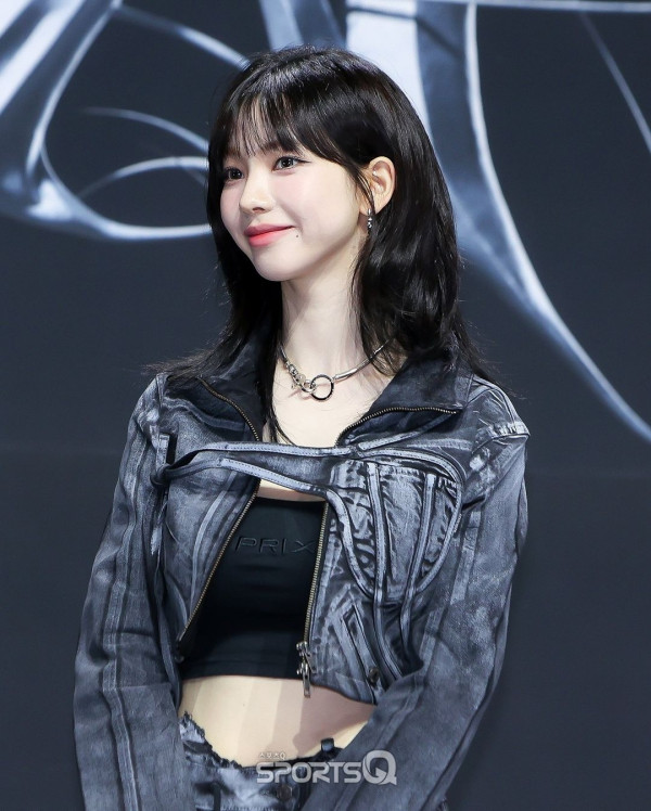 검정 탱크탑 에스파 카리나