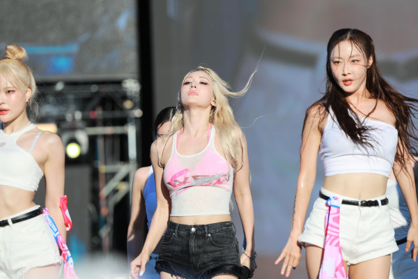 핑크 브라 비치는 흰 나시 전소미