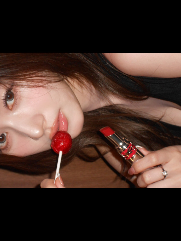 빨간 사탕을 빠는 트와이스 사나