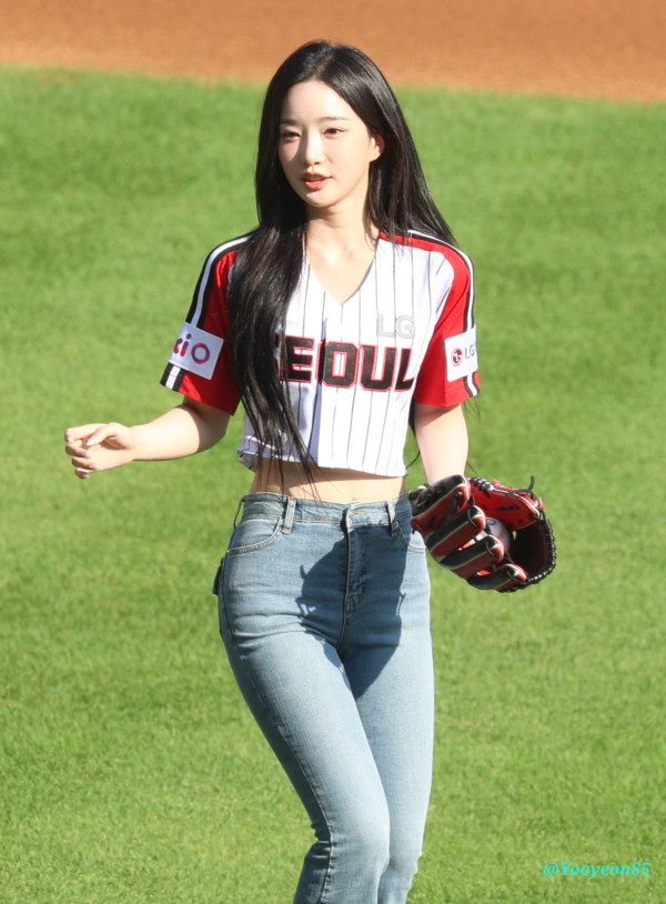 시구하는 트리플에스 김유연 청바지핏.jpg