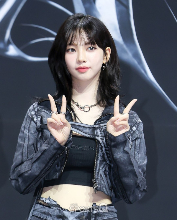 검정 탱크탑 에스파 카리나