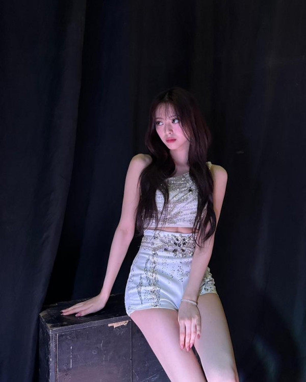 무대 뒤에 걸터앉은 ITZY 유나