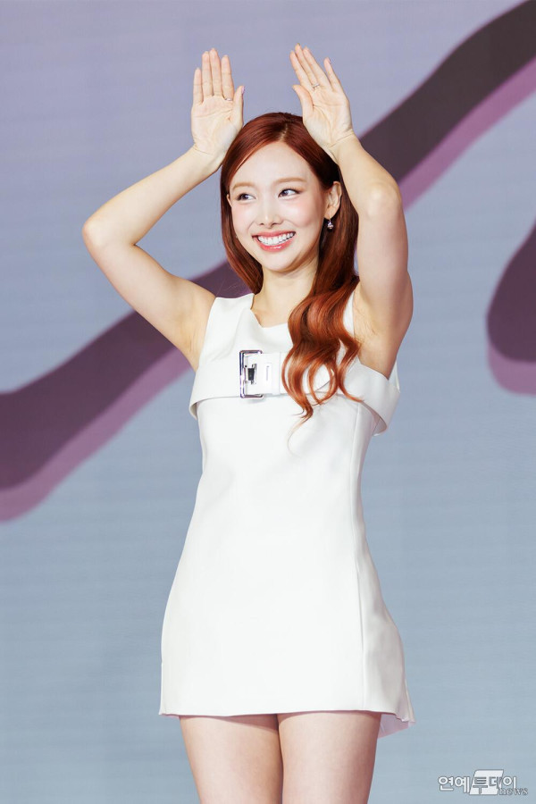 계단 오르는 트와이스 나연