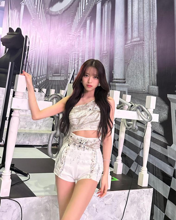 무대 뒤에 걸터앉은 ITZY 유나