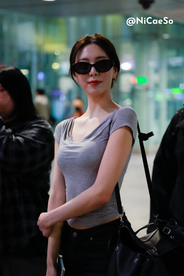 공항패션 회색 크롭티 itzy 유나