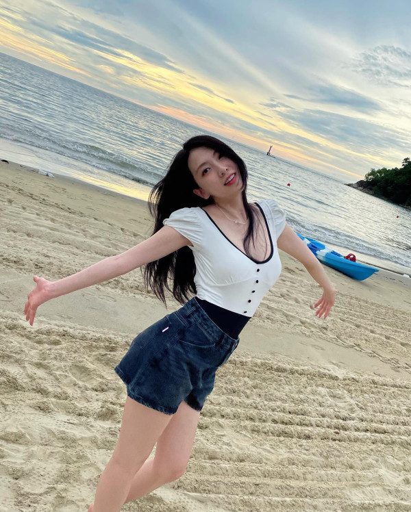 블랙톤 수영복 입은 카라 강지영