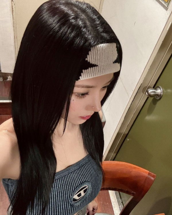 권은비 묵직한 골지 디젤 튜브탑