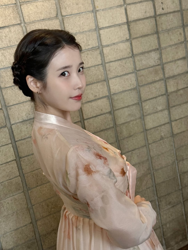 21세기 대군부인 아이유 살구빛 한복자태