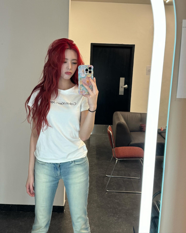 CK 흰 반팔티 왕골반 ITZY 유나
