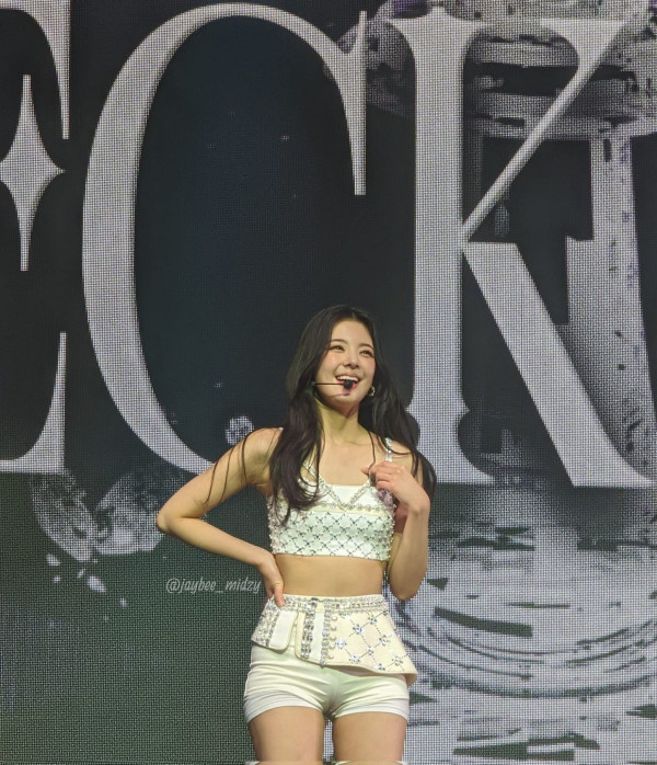 타이트한 흰 핫팬츠 itzy 리아