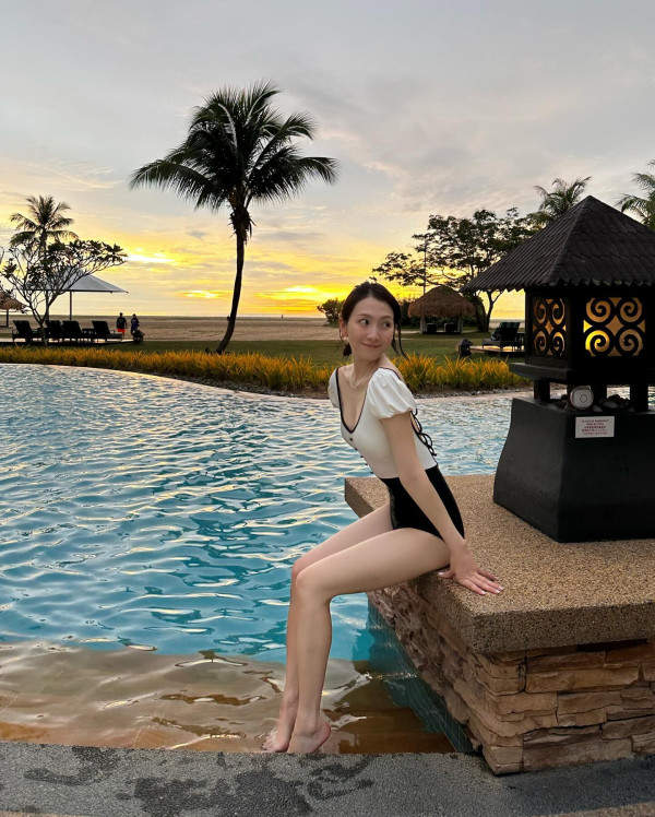 블랙톤 수영복 입은 카라 강지영