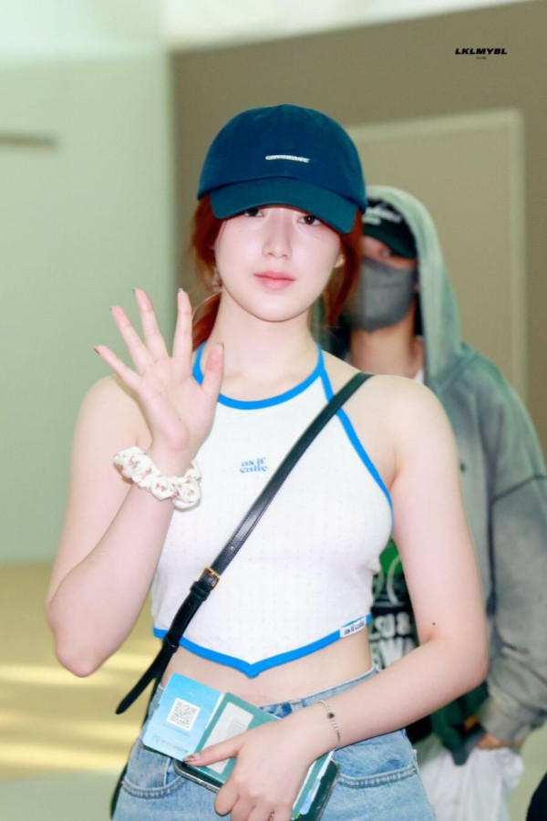 등짝은 거의 수영복 수준인 흰 끈홀터넥 나시 아이들 슈화