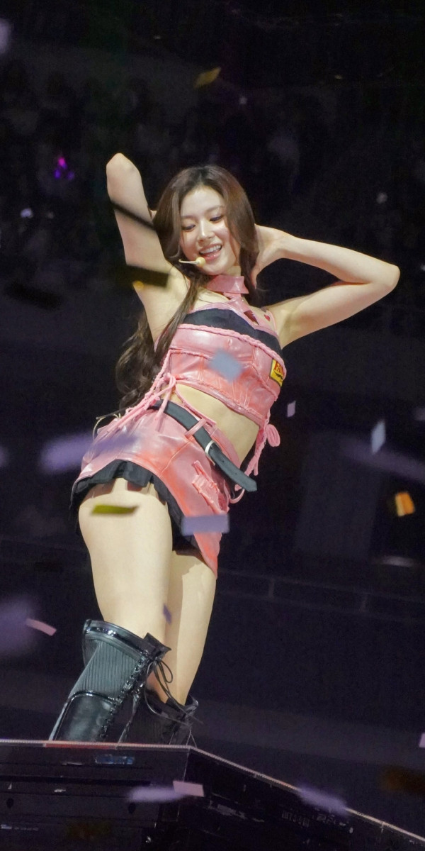 두팔 위로 올리는 트와이스 사나