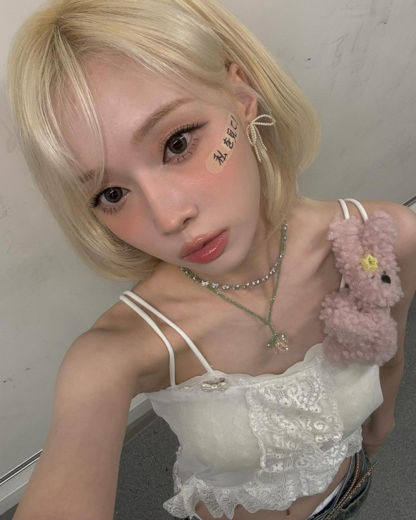 밴드를 붙인 에스파 윈터