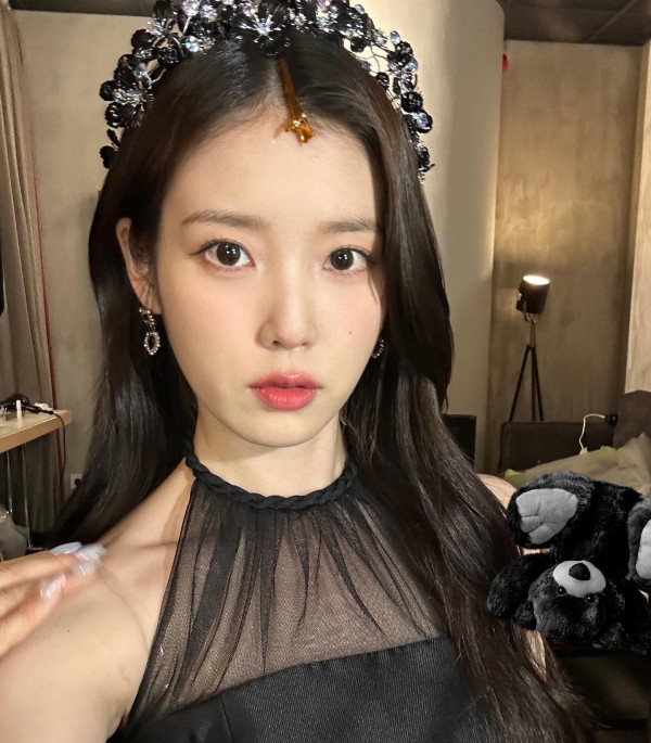 러블리한 화이트 오프숄더 프릴의상 아이유