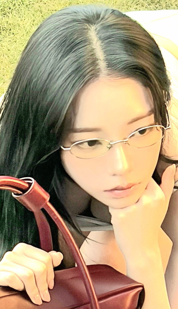 턱 괴고 엎드린 에스파 카리나