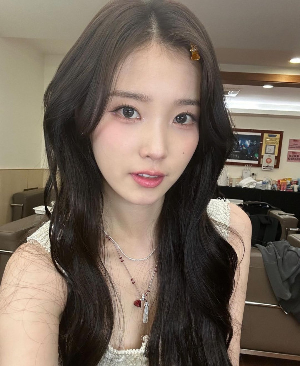 섹시해보이는 아이유 대만공연 셀카 사진들