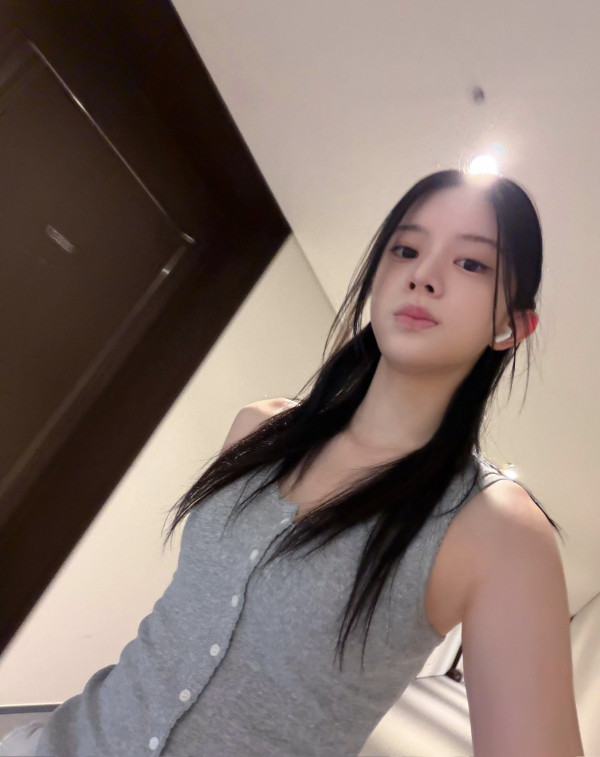 회색 민소매 아일릿 민주