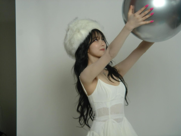 흰 끈나시 프로미스나인 백지헌.jpg