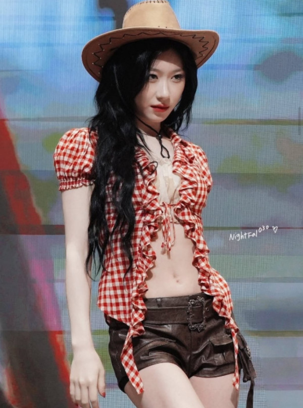 권은비 워터밤 의상을 입은 ITZY 채령.jpg