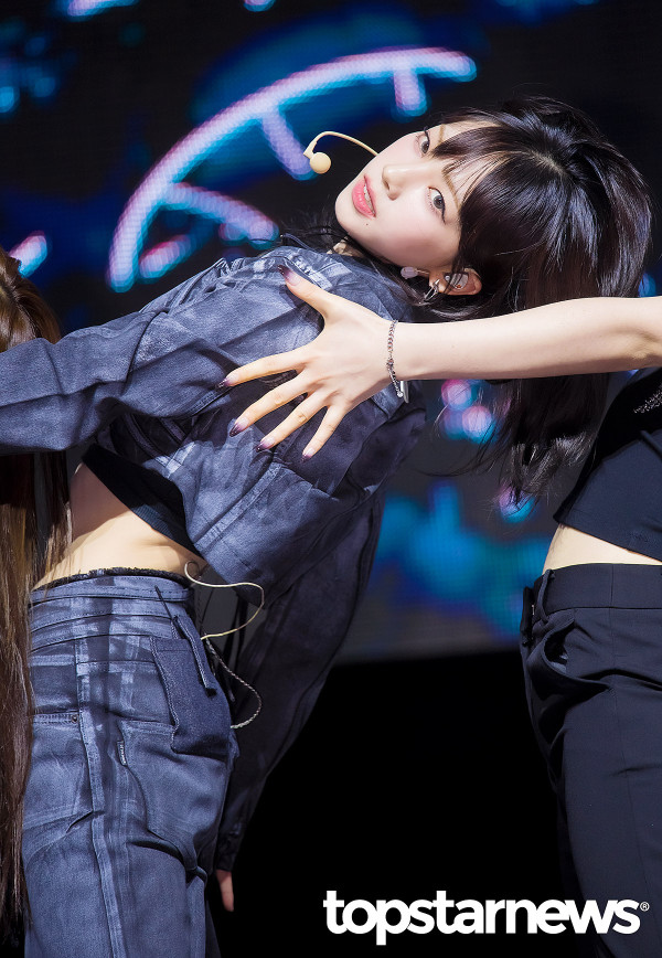 검정 탱크탑 에스파 카리나