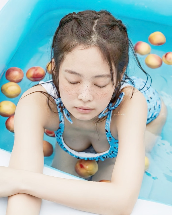 위에서 본 수영복 입은 블랙핑크 제니