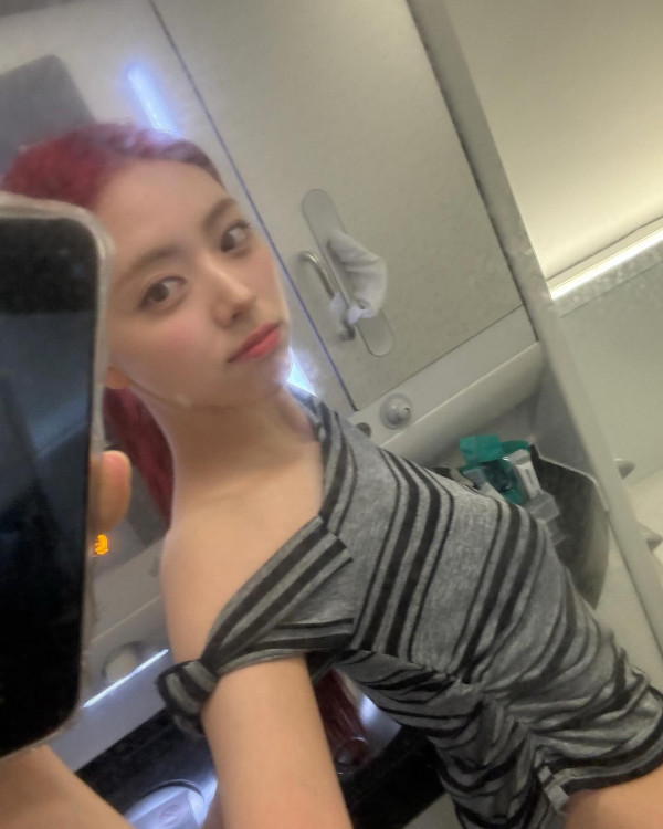 잘록한 허리배꼽 itzy 유나