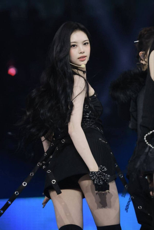 하츠투하츠 이안 검정 오프숄더 의상