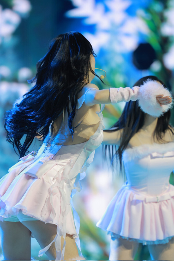 프로미스나인 이채영 핑크 프릴 의상