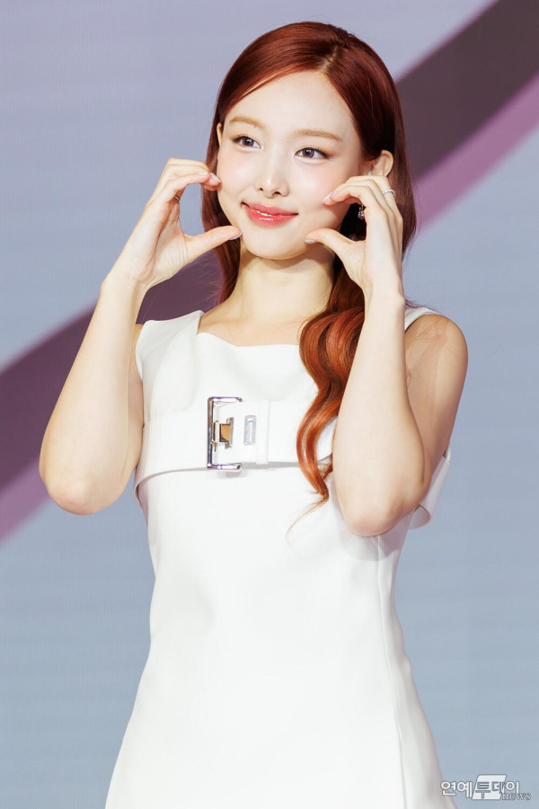 계단 오르는 트와이스 나연