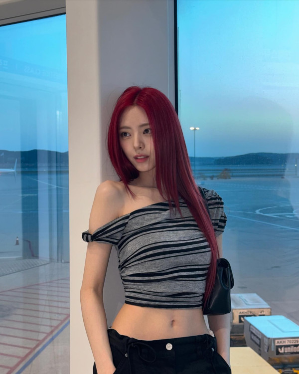 잘록한 허리배꼽 itzy 유나