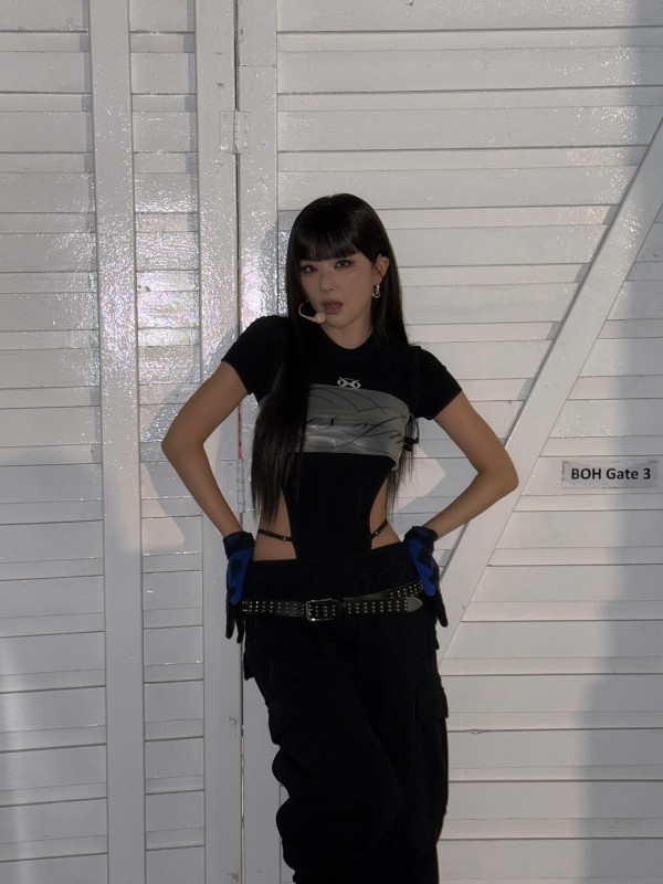 팬티끈 올라온 검정 모노키니 의상 레드벨벳 슬기.jpg