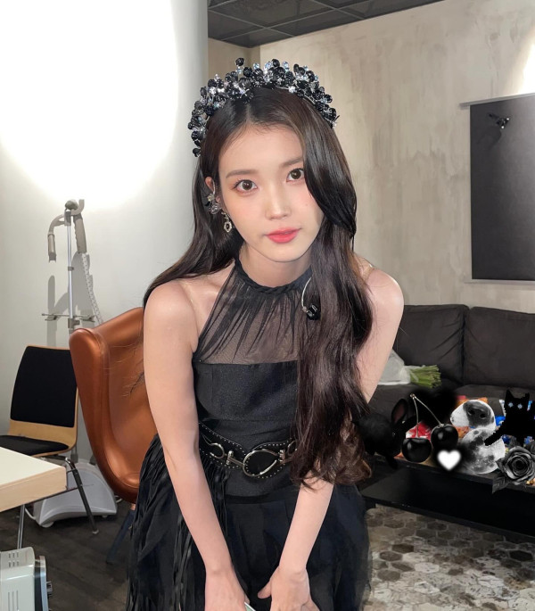 러블리한 화이트 오프숄더 프릴의상 아이유