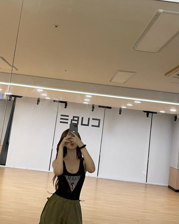 검은색 GUESS 민소매 요망한 아이들 슈화