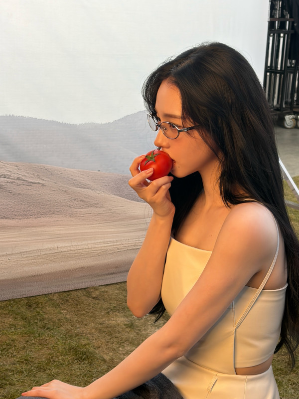 턱 괴고 엎드린 에스파 카리나