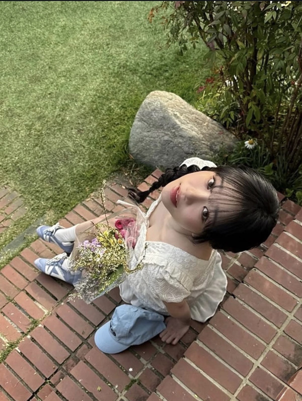 위를 쳐다보는 조유리