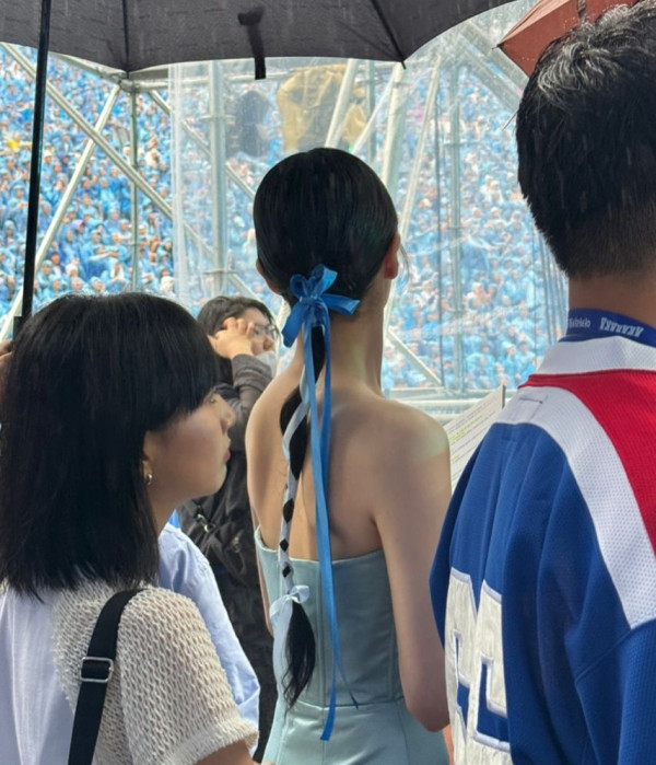 연세대 축제 MC 배우 박규영 오프숄더 드레스 몸매