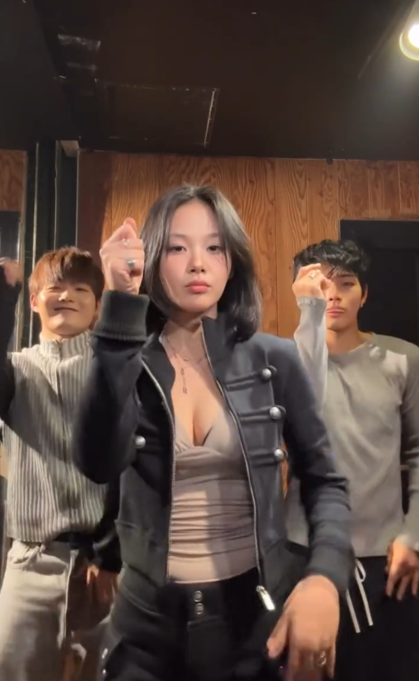 가슴 볼륨 자랑 비비