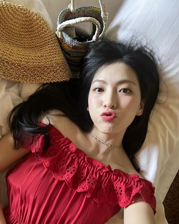 블랙톤 수영복 입은 카라 강지영